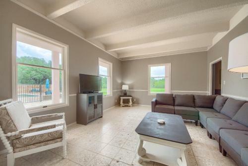 Hill Country Getaway Br 2230b