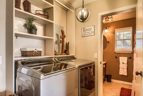 Hill Country Getaway Br 2230b