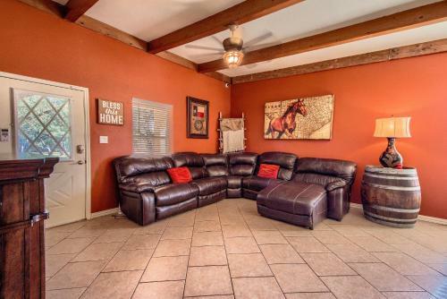 Hill Country Getaway Br 2230b