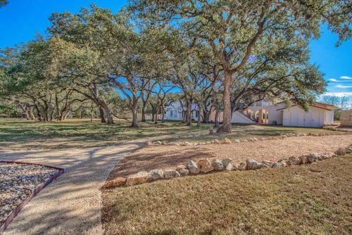 Hill Country Getaway Br 2230b
