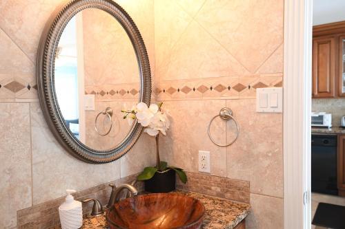 Relaxing, Beachfront Condo With Resort Amenities Galore! - Dolphin Lair