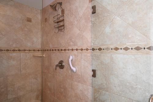 Relaxing, Beachfront Condo With Resort Amenities Galore! - Dolphin Lair