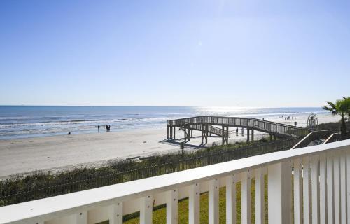 Relaxing, Beachfront Condo With Resort Amenities Galore! - Dolphin Lair