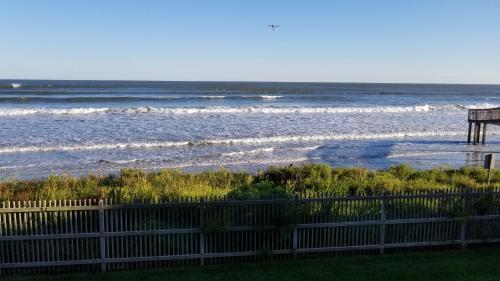 Relaxing, Beachfront Condo With Resort Amenities Galore! - Dolphin Lair