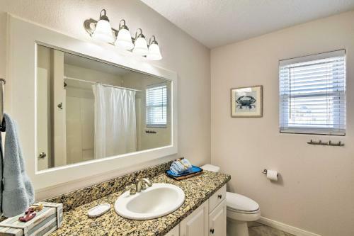 Beachfront Galveston Getaway With Deck And Views!