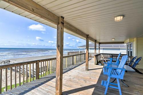 Beachfront Galveston Getaway With Deck And Views!