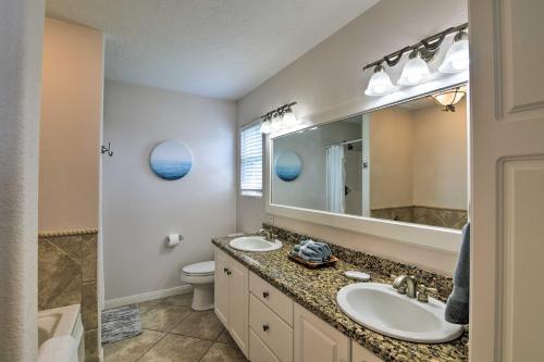 Beachfront Galveston Getaway With Deck And Views!