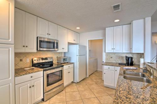 Beachfront Galveston Getaway With Deck And Views!