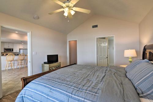 Beachfront Galveston Getaway With Deck And Views!