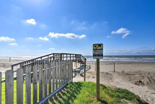 Beachfront Galveston Getaway With Deck And Views!