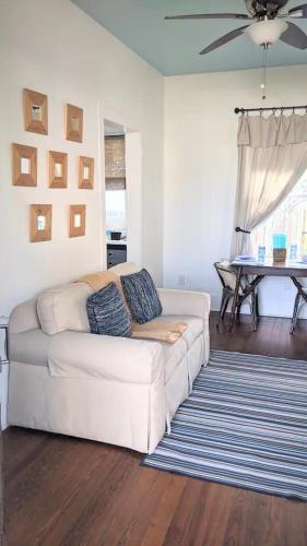 Alley House-perfect Getaway For Two! Great Shower!