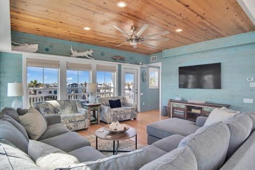Bb614- Nauti Beach Formally Pickled Parrot Home