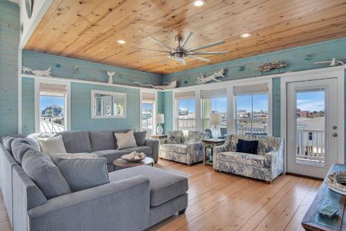 Bb614- Nauti Beach Formally Pickled Parrot Home