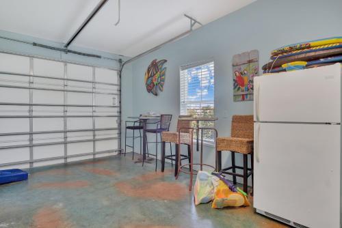 Bb614- Nauti Beach Formally Pickled Parrot Home