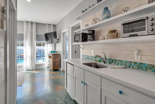Bb614- Nauti Beach Formally Pickled Parrot Home