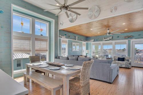 Bb614- Nauti Beach Formally Pickled Parrot Home