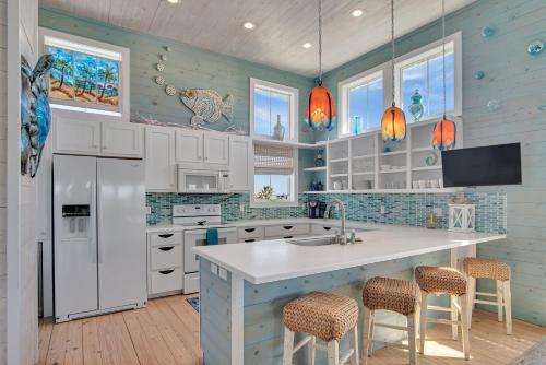 Bb614- Nauti Beach Formally Pickled Parrot Home