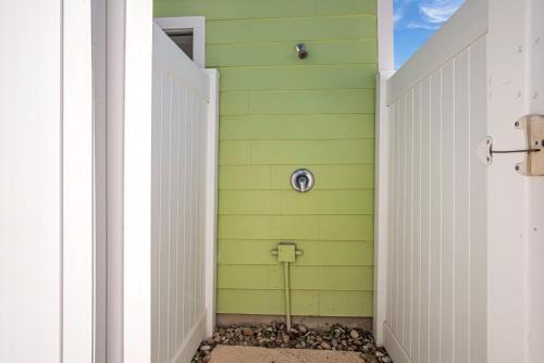 Bb614- Nauti Beach Formally Pickled Parrot Home