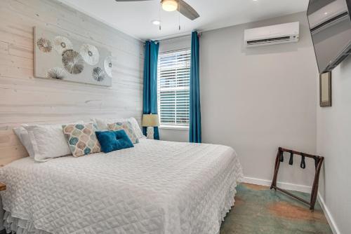 Bb614- Nauti Beach Formally Pickled Parrot Home