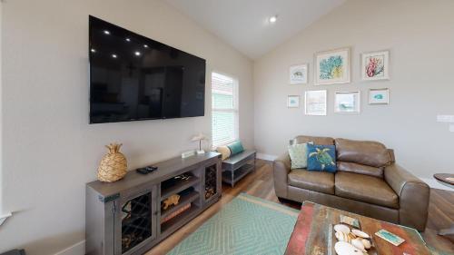 Bh5- Shell-abrate Beach Times Home