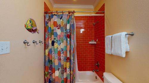 Fd185- Peachy Pelican Home