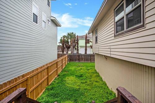 322avea- Pups In Paradise Home