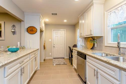 The Blue Door Bungalow - Luxury Home Downtown Houston