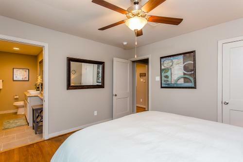 The Blue Door Bungalow - Luxury Home Downtown Houston