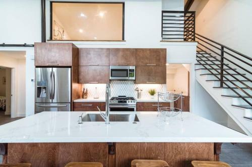 East Downtown Modern Luxury Retreat