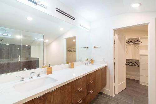 East Downtown Modern Luxury Retreat