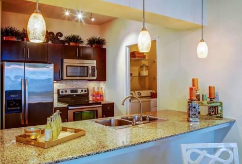 Apartamento Steps From Everything - Huge 1bdrm At City Centre