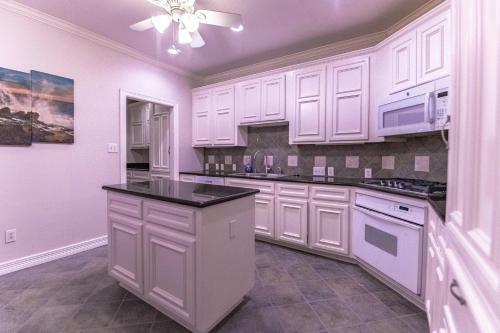 River Oaks - 4 Bedrooms / 3700 Sqft
