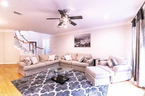 River Oaks - 4 Bedrooms / 3700 Sqft
