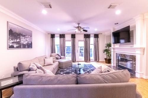 River Oaks - 4 Bedrooms / 3700 Sqft