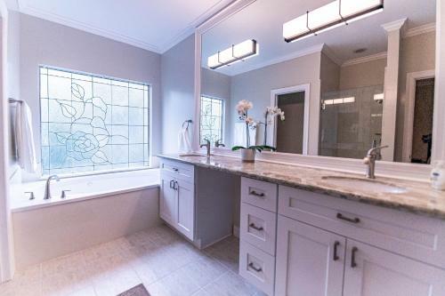 River Oaks - 4 Bedrooms / 3700 Sqft