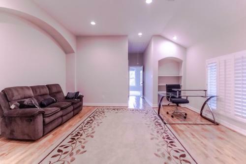 River Oaks - 4 Bedrooms / 3700 Sqft