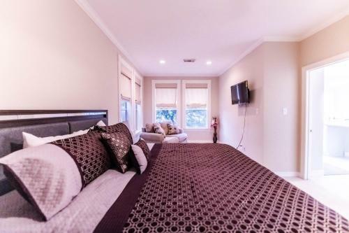 River Oaks - 4 Bedrooms / 3700 Sqft