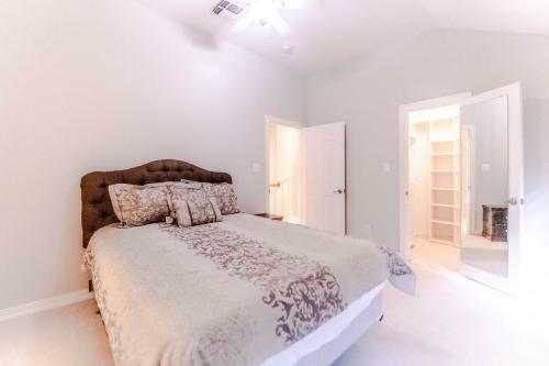 River Oaks - 4 Bedrooms / 3700 Sqft