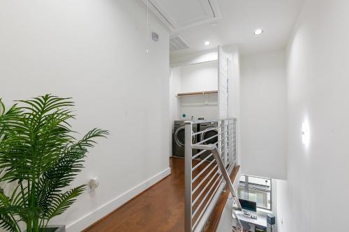 Modern Luxury Home In Downtown (entire Home)