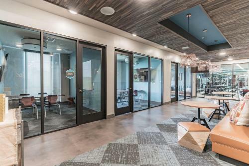 Vibrant Close To Uh Apartment With Pool