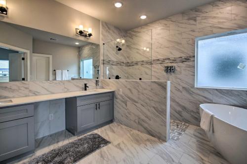 Modern Houston Home 3 Mi To Downtown Attractions!