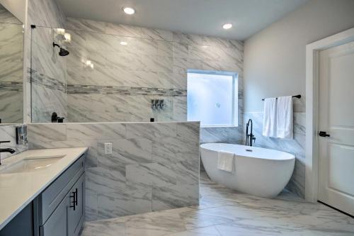 Modern Houston Home 3 Mi To Downtown Attractions!