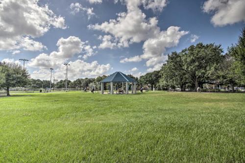 Urban Houston Escape With Grill Less Than 1 Mi To Bbva!