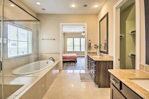 Chic Houston Townhome With Pool Access And Patio!