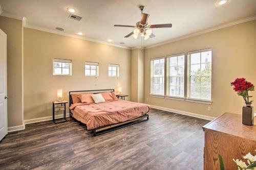 Chic Houston Townhome With Pool Access And Patio!