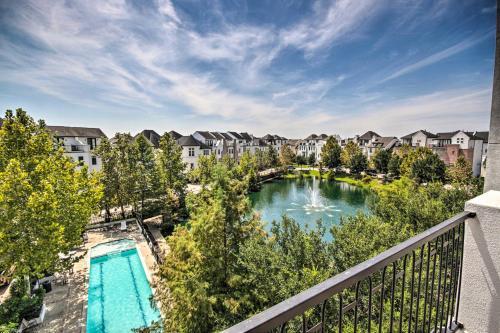 Chic Houston Townhome With Pool Access And Patio!
