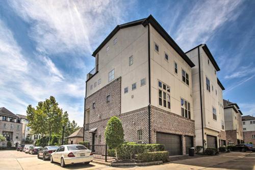 Chic Houston Townhome With Pool Access And Patio!