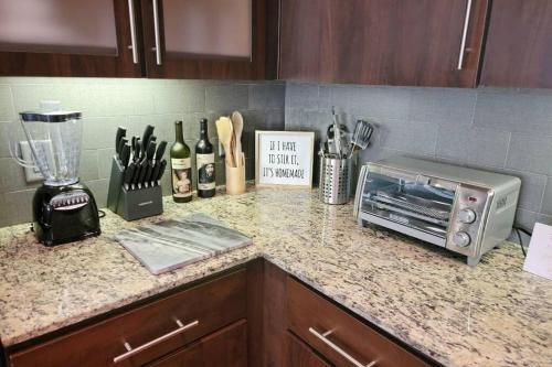 *luxury 3 Bedroom Apartment By Galleria*