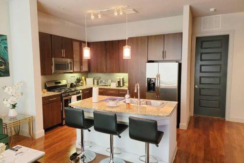 *luxury 3 Bedroom Apartment By Galleria*