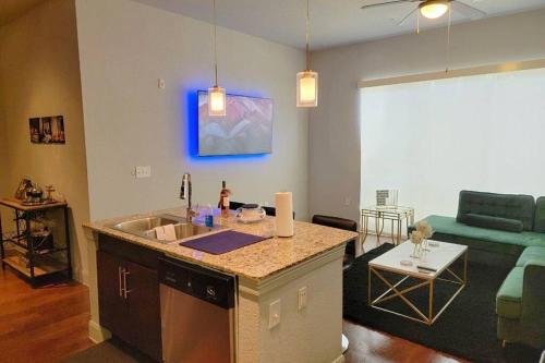 *luxury 3 Bedroom Apartment By Galleria*